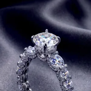 Primo piano dettagliato di un lusso anello in argento S925 con pietre moissanite scintillanti.