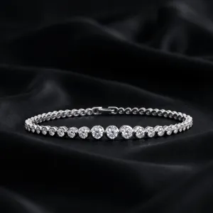 Vue detaillee d un bracelet tennis degrade serti de pierres brillantes avec finition argente.