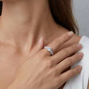Elegante anello in argento S925 con moissanite, gemma brillante D, design classico chic.