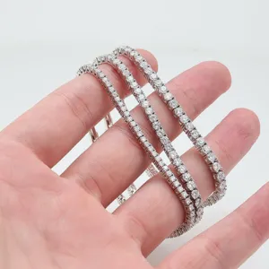 Gros plan détaillé du bracelet tennis en diamant brillant avec de fines pierres pavées.