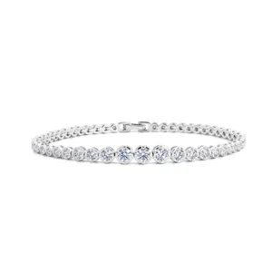 Superbe bracelet tennis dégradé en argent sterling avec diamants de laboratoire.