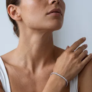 Elegantes Damen Tennisarmband aus S925 Silber mit Labor Diamanten, funkelnder Pavé Schmuck.