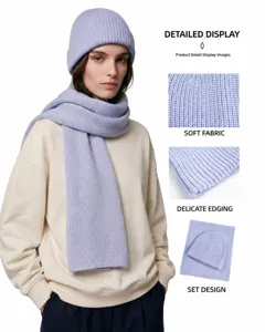 Affichage détaillé de l'ensemble bonnet et écharpe en tricot uni, tissu doux et finitions soignées.