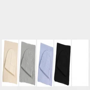 Vue détaillée de l'ensemble bonnet et écharpe en tricot avec plusieurs options de couleurs.