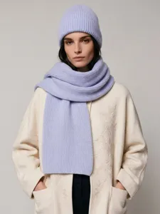 Ensemble bonnet et écharpe en tricot lavande confortable pour femme, accessoires d'hiver doux.