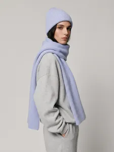 Vue détaillée de l'ensemble élégant bonnet et écharpe en tricot uni pour l'hiver.