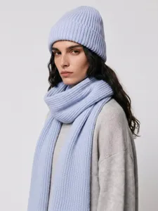 Gros plan sur l'ensemble bonnet et écharpe en tricot côtelé doux violet pastel.