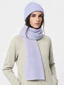 Gros plan détaillé du bonnet en tricot lavande doux et de son écharpe assortie portée.