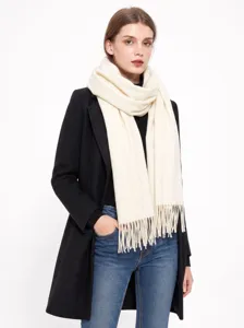 Écharpe unie à franges, accessoire de mode hivernal chaud pour femme, élégant wrap.
