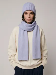 Vue détaillée de l'ensemble bonnet et écharpe en laine lavande, texture douce, vêtement d'hiver cosy.