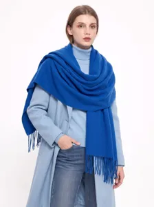 Détail d'écharpe châle unie en imitation cachemire épaissie, douce avec franges.
