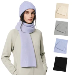 Ensemble bonnet et écharpe en tricot uni pour femme et homme mode hivernale chaude et confortable.
