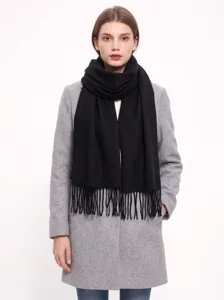 Vue détaillée de l'écharpe noire à franges, accessoire d'hiver uni imitation cachemire.