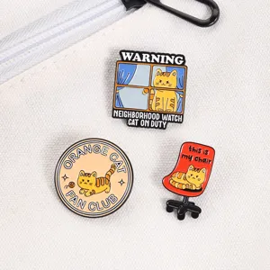 Close-up detail van schattige katten emaille speldjes, grappige badge voor rugzak decor.