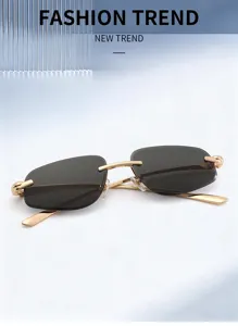 Detailweergave van stijlvolle rimless vierkante zonnebril met gouden veren en donkere lenzen.