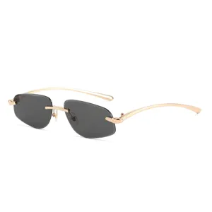 Luxe brilloze zonnebril met gouden metalen montuur en panterkopdecor voor dames en heren.