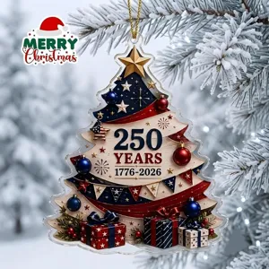 Vista detallada del adorno para árbol de Navidad del 250 aniversario con diseño patriótico.