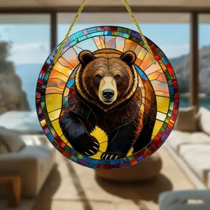 Detailansicht des runden braunen Bären Hänge-Sonnenfängers im farbigen Buntglas-Stil.