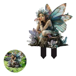 Primer plano del estaca de jardín de hadas de fantasía con detalles de cristal y alas.