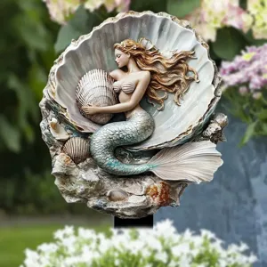 Dettaglio picchetto da giardino sirena con conchiglia e scultura fine per decoro esterno.