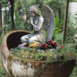 Vue détaillée d'une statue d'ange en résine avec des roses pour décoration de jardin.