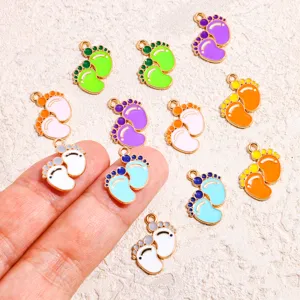 Breloques de pieds de bébé en émail coloré pour bijoux DIY, pendentifs en alliage.