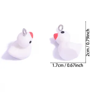 Harz weiße Ente Anhänger Detailansicht, süßer DIY Schmuck Zubehör Anhänger mit Metallöse.