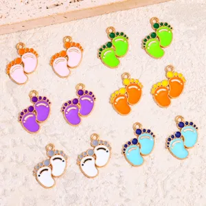 Jolis pendentifs en alliage de pieds de bébé émaillés pour bijoux DIY, colliers et porte-clés.