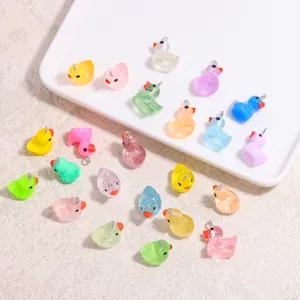 Bunte Harz-Enten-Anhänger für DIY-Schmuckherstellung, süße kleine Anhänger für Ketten.