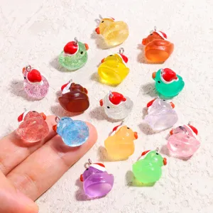 Bunte Harz Enten Anhänger mit Weihnachtsmützen, ideal für DIY handgemachte Schmuckstücke.