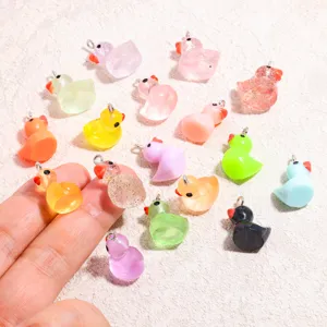 Detailansicht der bunten Harz-Enten-Anhänger, perfekt für handgefertigten DIY-Schmuck.