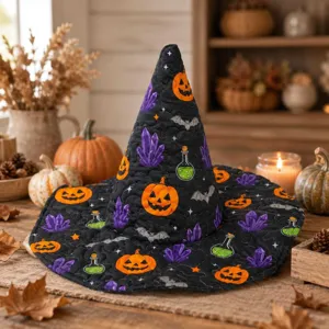 Vista detallada del sombrero de bruja acolchado de Halloween con calabazas y murciélagos impresos.