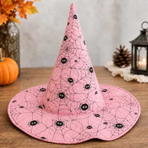 Sombrero de bruja rosa acolchado con patrón de telaraña, ideal para fiesta de Halloween.