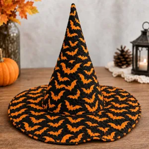 Primer plano detallado del sombrero de bruja de Halloween con estampado y textura acolchada.