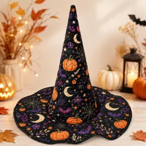 Primer plano detallado del sombrero de bruja de Halloween con estampado y diseño acolchado.