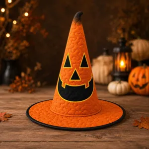 Detalle de sombrero de bruja Halloween acolchado, cara de calabaza naranja decoracion fiesta.