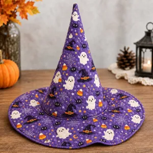 Vista detallada del sombrero de bruja de Halloween acolchado morado con estampado de fantasmas.