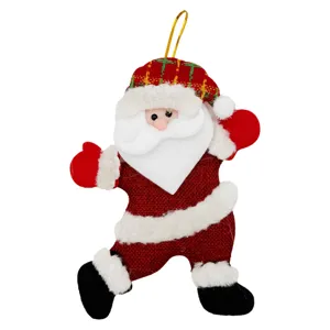 Dettaglio in primo piano dell'ornamento sospeso Babbo Natale in tessuto con cappello a quadri.