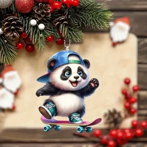 Adorable pendentif acrylique panda skateboard vue détaillée pour rétroviseur voiture.