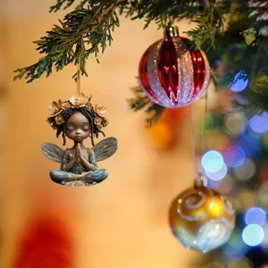 Detailaufnahme eines bezaubernden Feenornaments mit Blumenkrone, hängend am Weihnachtsbaum.