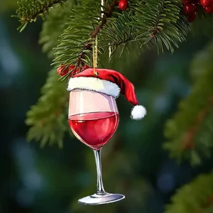 Dettaglio in primo piano dell'ornamento sospeso in acrilico a forma di bicchiere di vino.