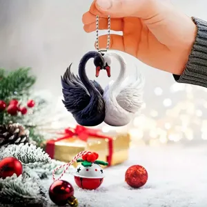 Detailaufnahme des niedlichen Schwan Acryl Hängeornaments für Auto Innendekoration neu.