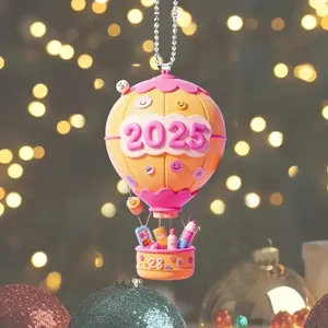 Vista dettagliata dell'ornamento sospeso mongolfiera 2025, ciondolo in acrilico rosa e giallo.