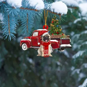 Gros plan détaillé du joli pendentif de Noël en acrylique carlin sur branche enneigée.