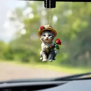 Detaillierte Nahaufnahme des süßen Katzen Auto Hängeornaments mit Hut und Rose.
