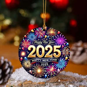 Primer plano detallado del adorno colgante acrílico de Feliz Año Nuevo 2025 con fuegos artificiales.