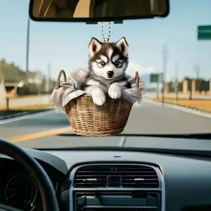 Primo piano del grazioso ornamento sospeso con cucciolo di husky sullo specchietto retrovisore.