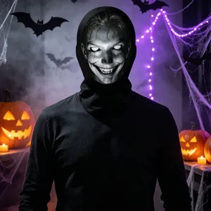Dettaglio cappuccio in rete stampata horror di Halloween, spaventosa maschera per festa.