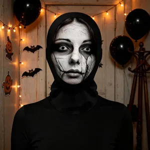 Dettaglio del cappuccio maschera teschio di Halloween con stampa realistica e atmosfera di festa.