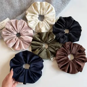 Fluwelen scrunchies detailweergave, zachte dikke haarelastiekjes, elegante mode-accessoires.